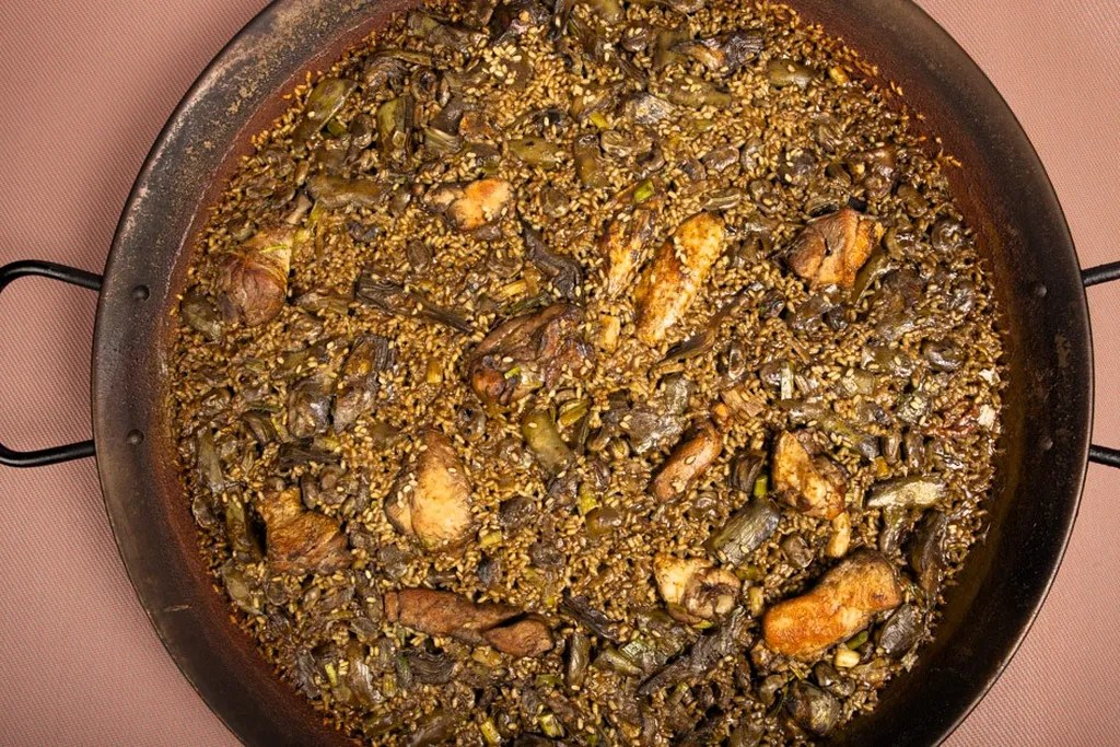 Paella de habas y alcachofas